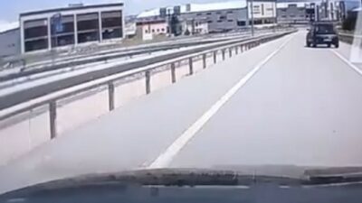 Bursa’da bir sürücünün akan trafikte geri manevra yaparak tehlike oluşturduğu
