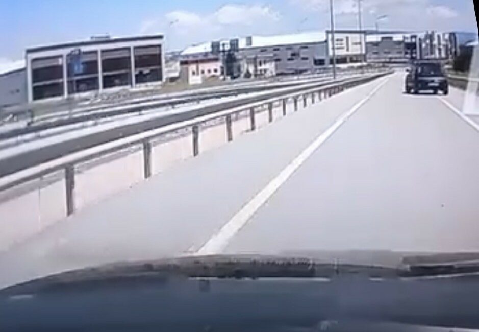 Bursa’da geri geri gelen sürücü tehlike saçtı Bursa’da bir sürücünün akan trafikte geri manevra yaparak tehlike oluşturduğu