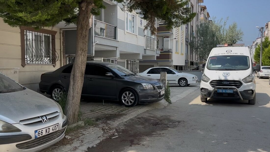 Bursa’nın Osmangazi ilçesinde sokak ortasında bıçaklarla birbirine saldıran iki kardeş
