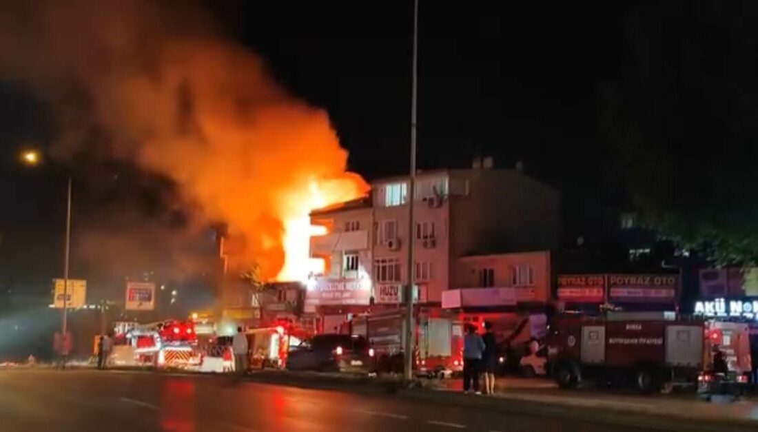 Bursa’da iki katlı ev alev topuna döndü Bursa’da iki katlı evin ikinci katında çıkan yangın, paniğe sebep