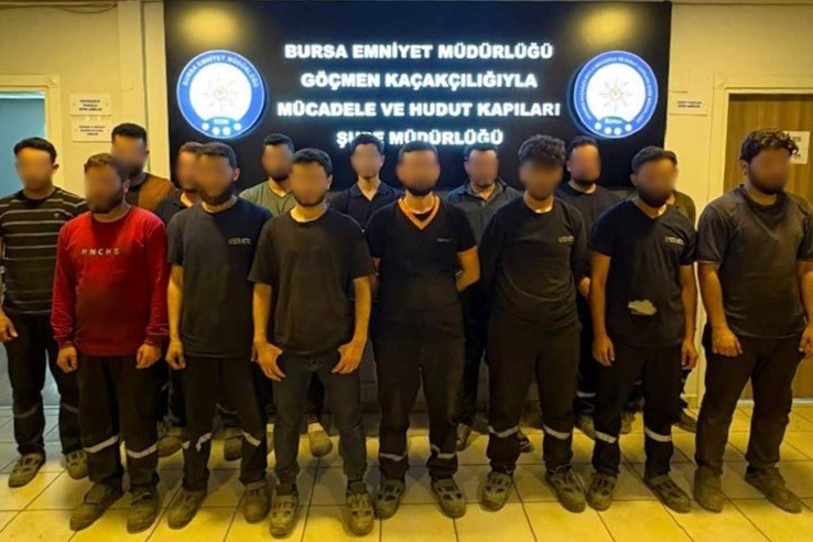 Bursa’da kaçak göçmen işçi operasyonu: 2 organizatör yakalandı Bursa’da kaçak göçmen işçi çalıştırıldığı belirlenen iş yerlerine yönelik düzenlenen