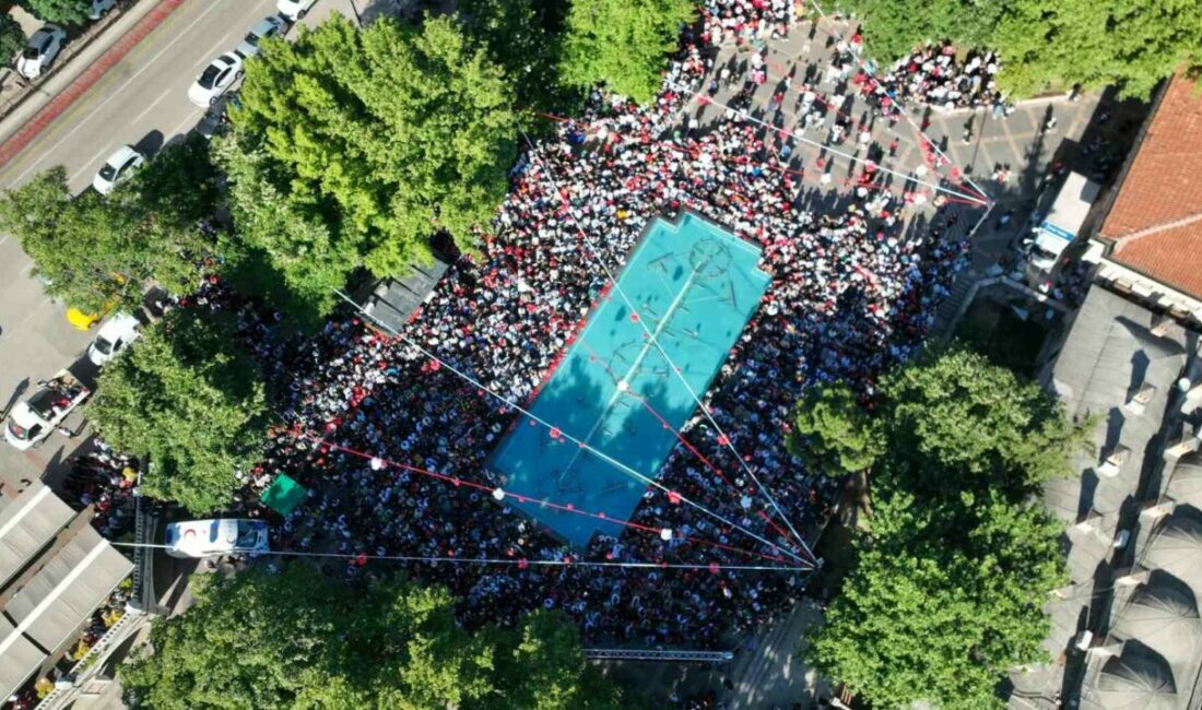 Bursa’da meydanlara kurulan dev ekranlarda Dünya Kupası heyecanı yaşandı A Milli Futbol Takımı’nın Dünya Kupası’nda Avustralya ile oynadığı maç