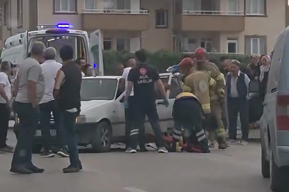 Bursa’nın İnegöl ilçesinde minibüs ile otomobilin çarpıştığı trafik kazasında 3’ü