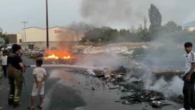 Bursa’da otluk alanda çıkan yangında gökyüzü dumanla kaplandı. İtfaiye ekiplerinin