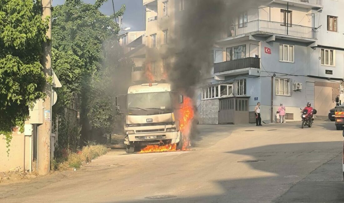 Bursa’da park halindeki kamyonda yangın çıktı. Yangın, itfaiye ekiplerinin müdahalesiyle