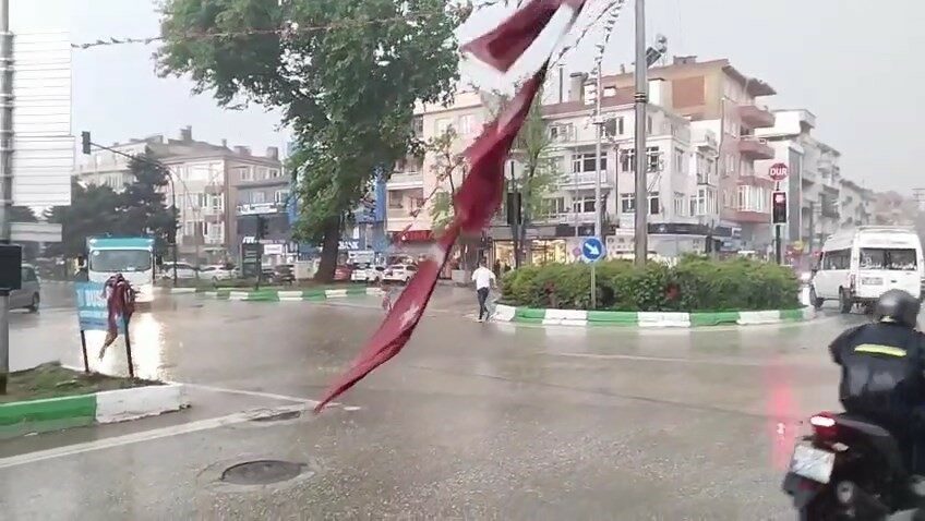 Bursa’nın Yenişehir ilçesinde sağanak yağmur ve dolu yağışı, hayatı olumsuz