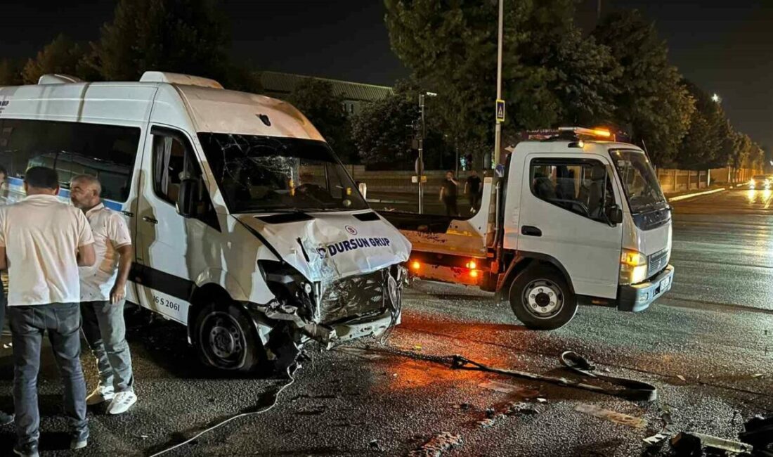 Bursa’da seyir halindeyken direksiyon hakimiyetini kaybeden servis minibüsü refüje çıktı.