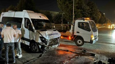 Bursa’da seyir halindeyken direksiyon hakimiyetini kaybeden servis minibüsü refüje çıktı.
