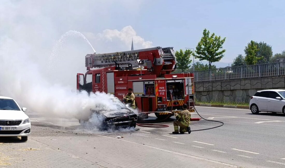 Bursa’da seyir halindeki araç alev topuna döndü sürücü son anda kurtuldu Bursa’nın İnegöl ilçesinde seyir halindeyken motor kısmından dumanlar yükselen otomobil,