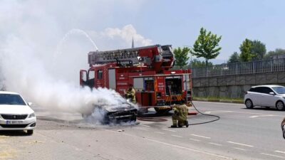Bursa’nın İnegöl ilçesinde seyir halindeyken motor kısmından dumanlar yükselen otomobil,