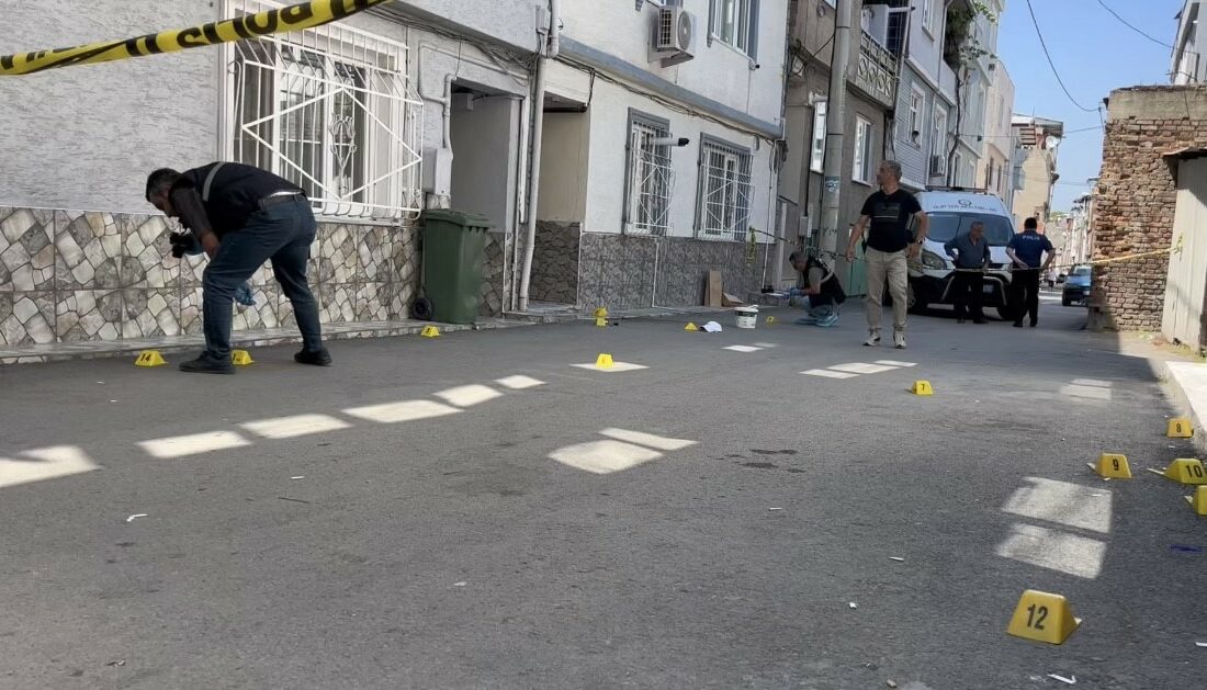 Bursa’da sokak ortasında kurşun yağmuruna tutulan şahıs ağır yaralandı Bursa’nın Osmangazi ilçesinde husumetlisinin sokak ortasında pusuya düşürdüğü şahıs, vücuduna