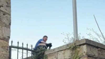Bursa’da Tophane surlarına çıkarak intihar girişiminde bulunan bir kişi, polis