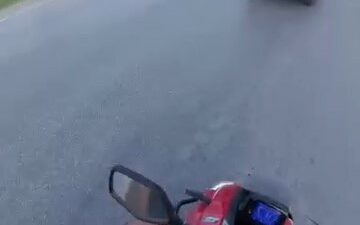 Bursa’da bir sürücü, trafik adasına tersten girerek ters istikamette ilerledi.