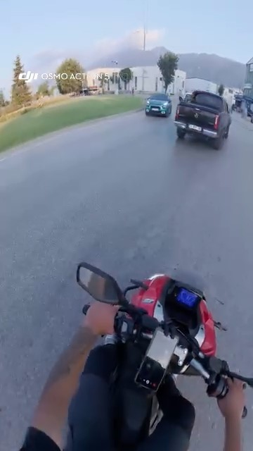 Bursa’da bir sürücü, trafik adasına tersten girerek ters istikamette ilerledi.