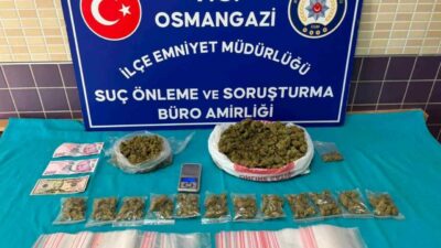 Bursa’da polis ekiplerince düzenlenen operasyonda yaklaşık 1 kilogram esrar ile