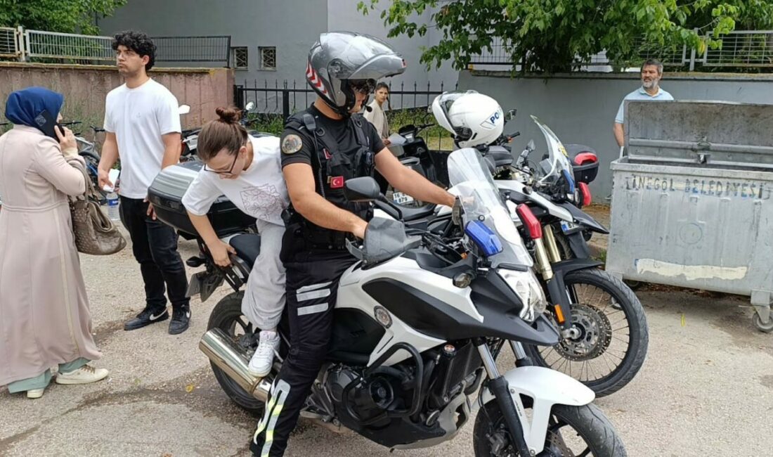 Bursa’da yanlış okula gelen adayların yardımına polis koştu Bursa’nın İnegöl ilçesinde Yükseköğretim Kurumları Sınavı’na (YKS) girecek bir öğrenci