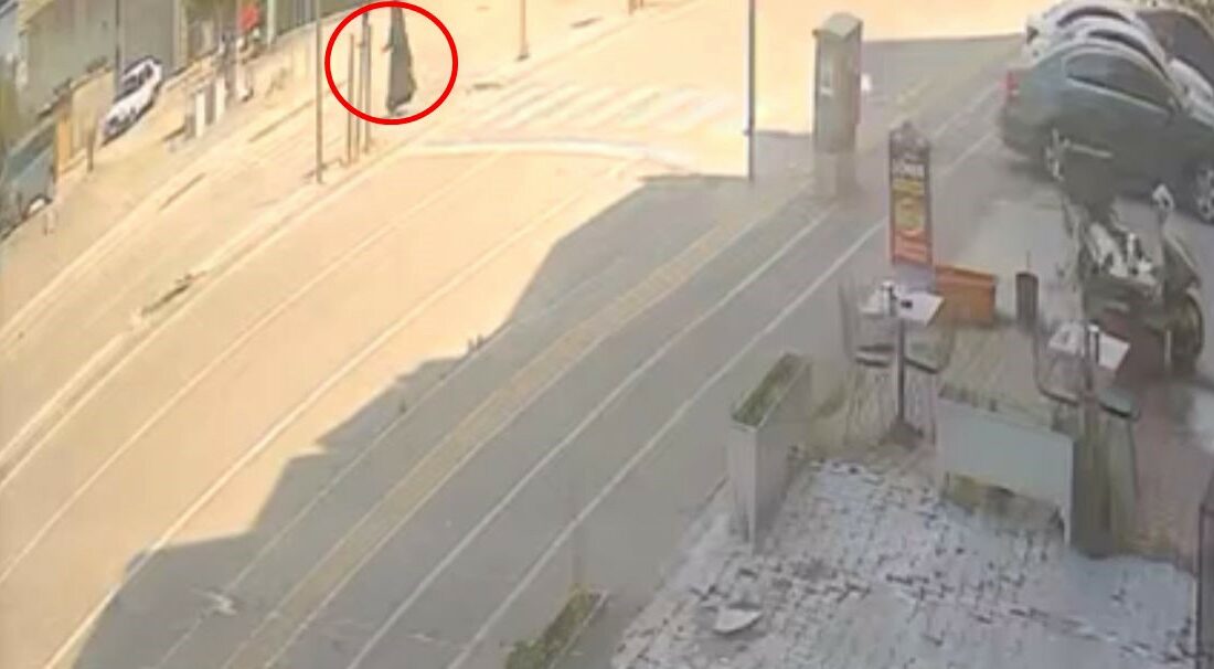 Bursa’da yaya geçidinde dehşet anları Bursa’nın Gürsu ilçesinde yaya geçidinden karşıya geçmeye çalışan kadın, hızla
