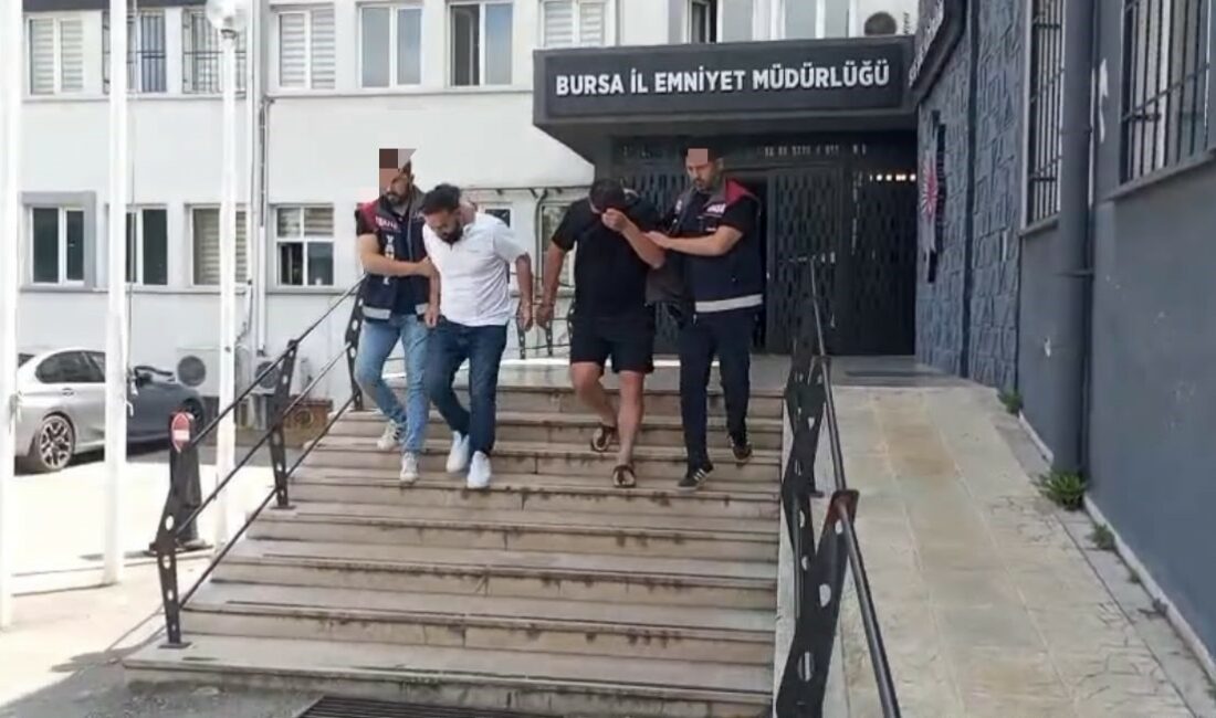 Bursa’da “Yeğenin zor durumda” yalanıyla altın vurgunu: Yaşlı kadını dolandıran 2 şüpheli tutuklandı Bursa’da telefon dolandırıcılarının hedefi olan 73 yaşındaki kadın, kendisini yeğeni