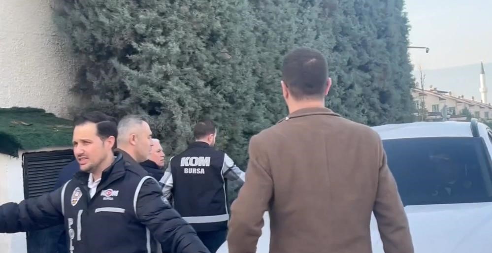 Bursa’daki dev soruşturmada çarpıcı detaylar ortaya çıktı Bursa’da yürütülen rüşvet ve suç örgütü soruşturması kapsamında görevden uzaklaştırılan