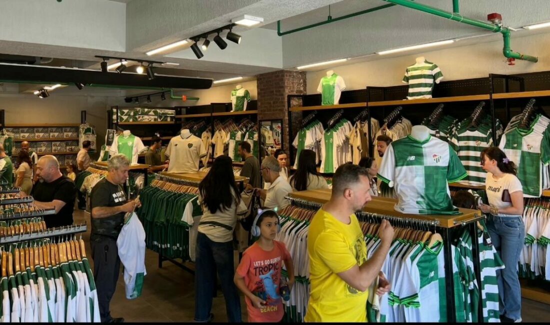 Bursaspor formalarına taraftardan yoğun ilgi Bursaspor’un 2026-2027 sezonu için hazırladığı yeni sezon formaları store mağazalarında