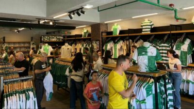 Bursaspor’un 2026-2027 sezonu için hazırladığı yeni sezon formaları store mağazalarında