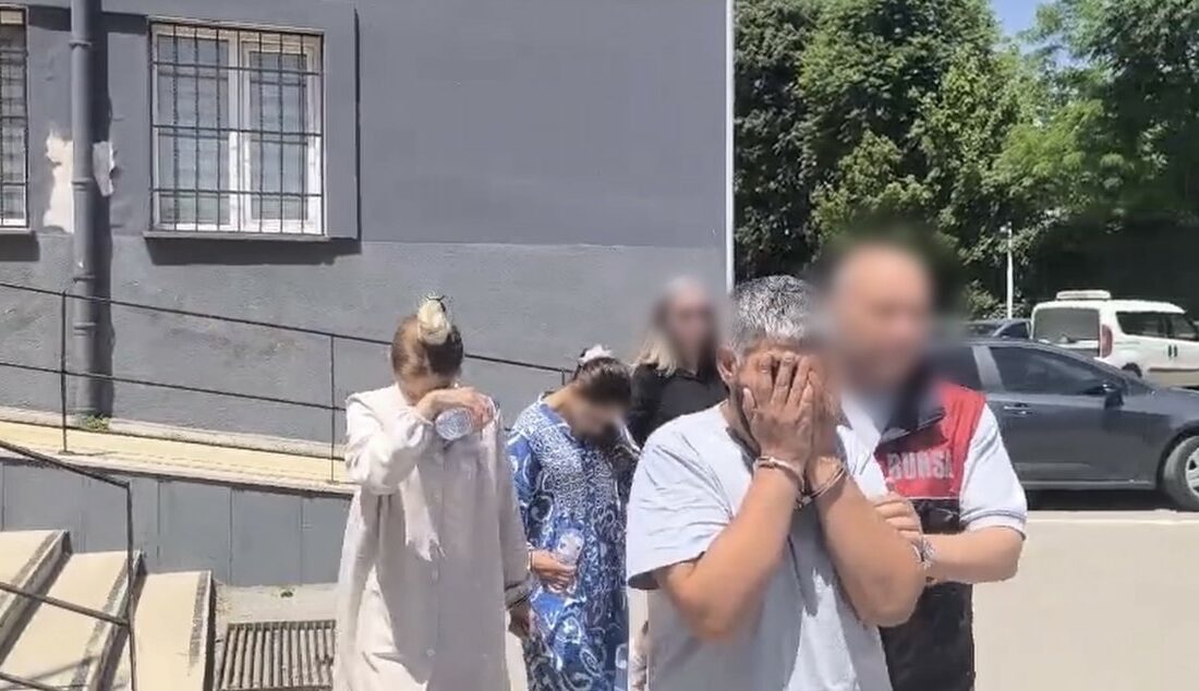 Çaldıkları çelik kasayla yakalandılar: 1.8 milyonluk ziynet sahibine teslim edildi Bursa’da bir evden çaldıkları içerisinde yaklaşık 1 milyon 800 bin
