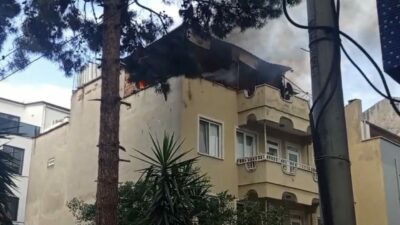 Bursa’nın Osmangazi ilçesinde bir evin çatısında çıkan yangın paniğe neden