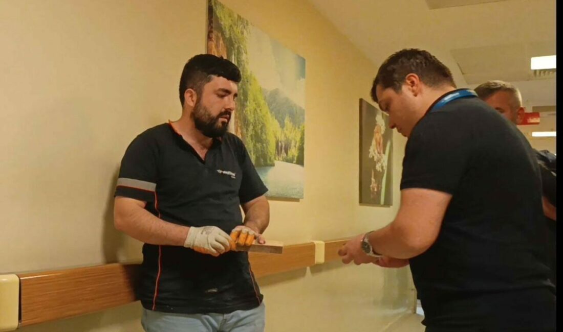 Çiviyi tahta yerine eline çaktı hastaneye kaldırıldı Bursa’nın İnegöl ilçesinde faaliyet gösteren bir mobilya fabrikasında meydana gelen