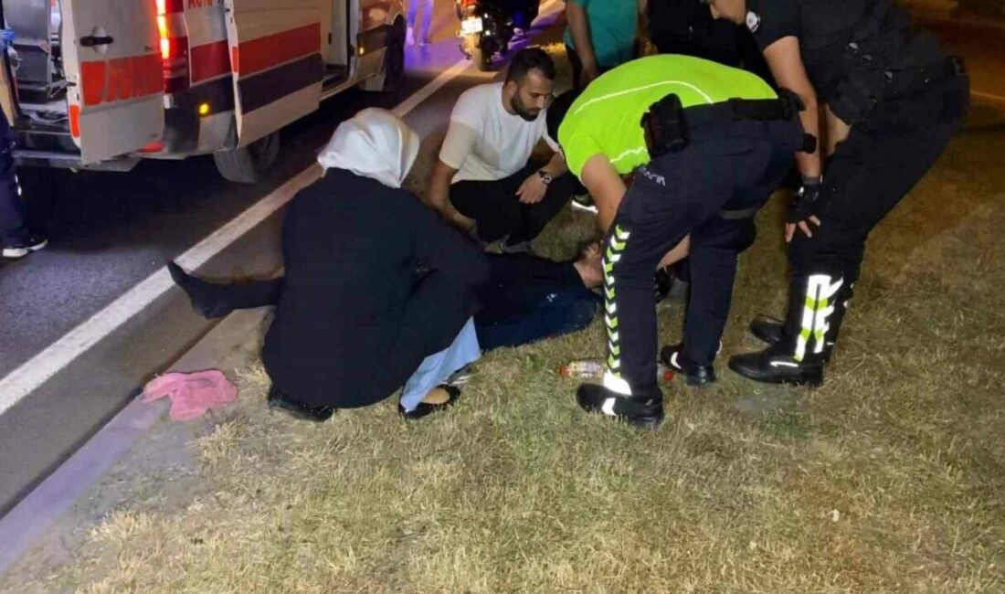 Devrilen motosikletten düşen genç yaralandı, annesi yanından ayrılmadı Bursa’nın İnegöl ilçesinde meydana gelen kazada devrilen motosikletten düşen genç