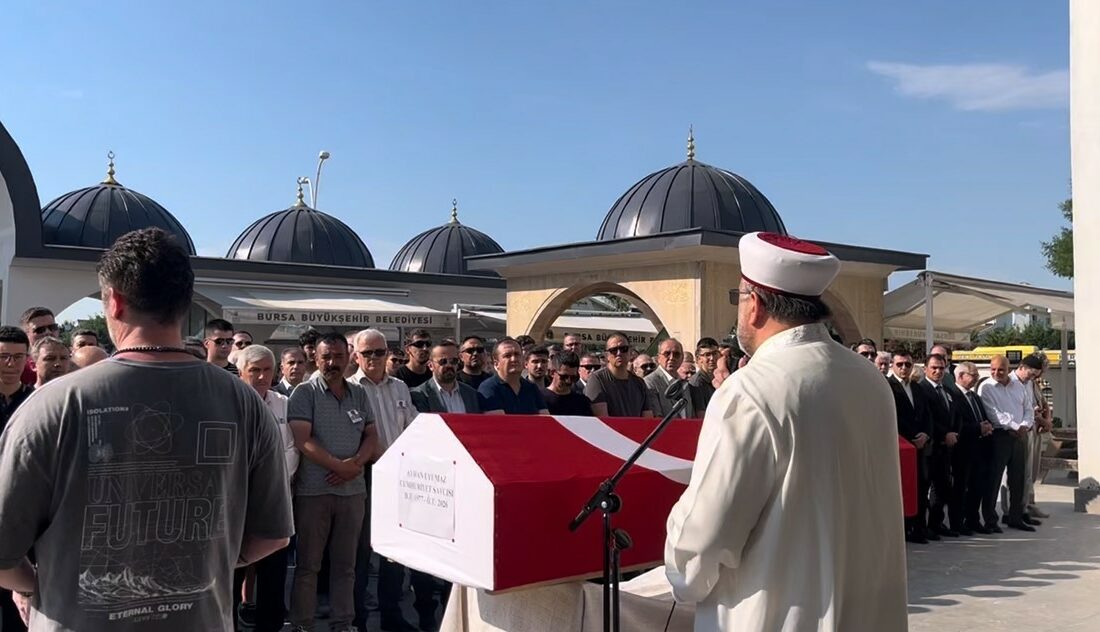 Duruşmada kalp krizi geçirerek hayatını kaybeden Cumhuriyet Savcısı son yolculuğuna uğurlandı Kocaeli’nin Gebze ilçesinde duruşma sırasında geçirdiği kalp krizi sonucu hayatını