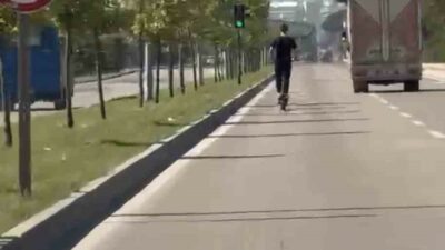 Bursa’da elektrikli scooter sürücüsünün trafikteki tehlikeli ilerleyişi cep telefonu kamerasına