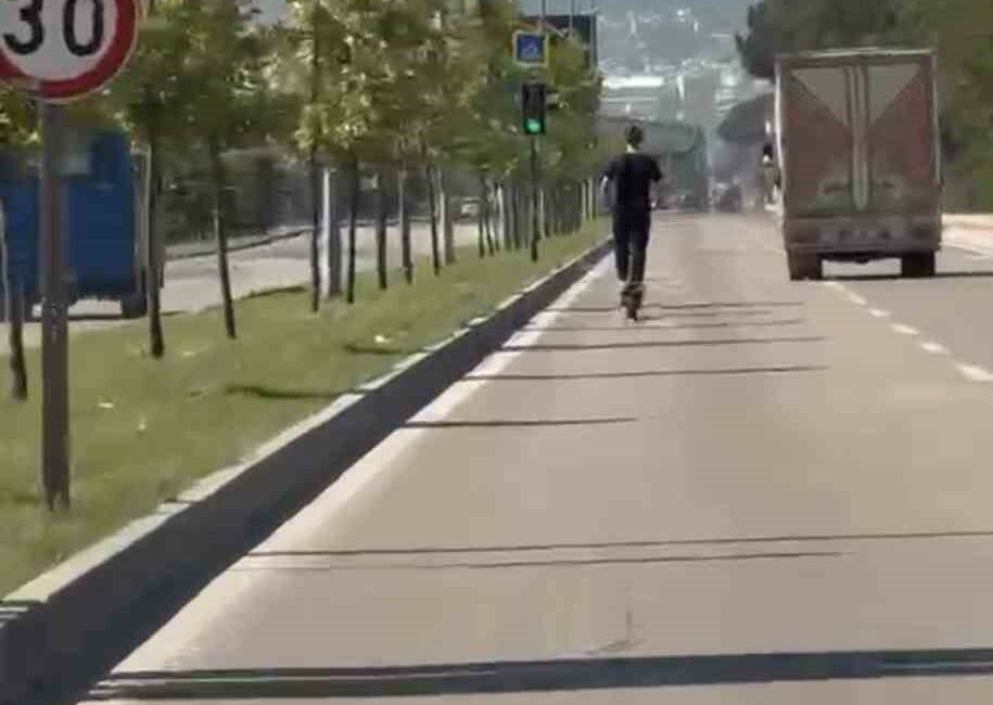 Bursa’da elektrikli scooter sürücüsünün trafikteki tehlikeli ilerleyişi cep telefonu kamerasına