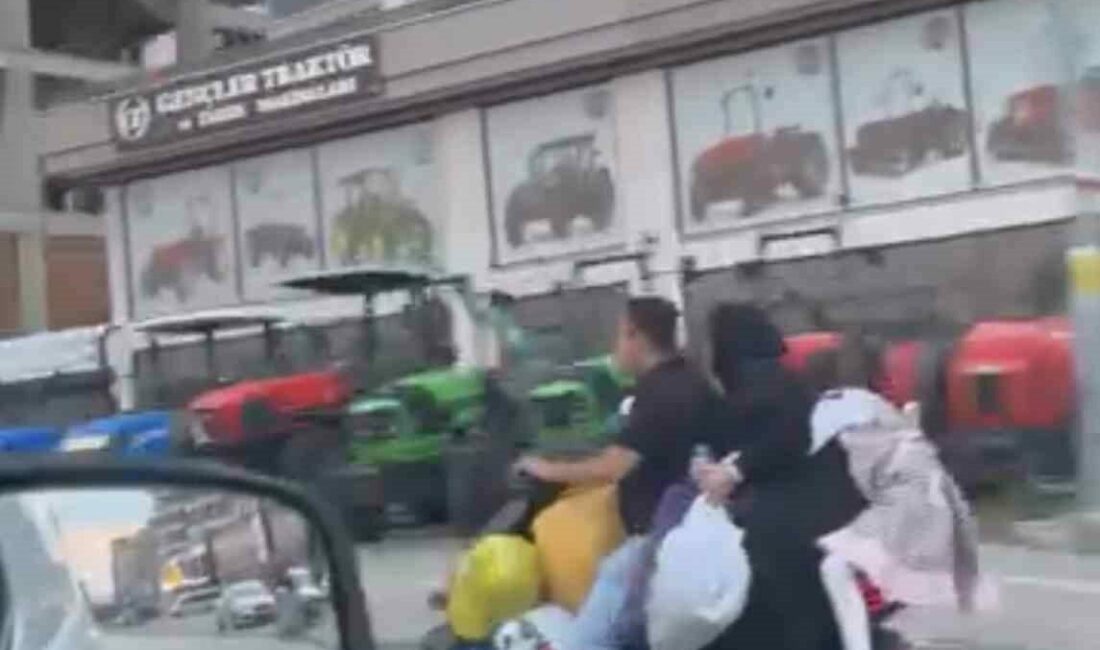 Bursa’da bir ailenin çok sayıda eşya ile elektrikli scooter üzerindeki