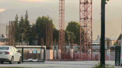 Bursa’nın İnegöl ilçesinde yapımı devam eden fabrika inşaatında meydana gelen