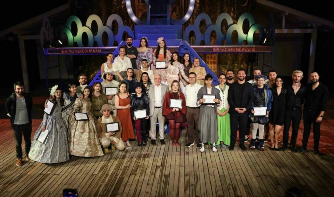 Genç NKT’den muhteşem performans Genç NKT oyuncuları, William Shakespeare’in kaleme aldığı “Bir Yaz Gecesi