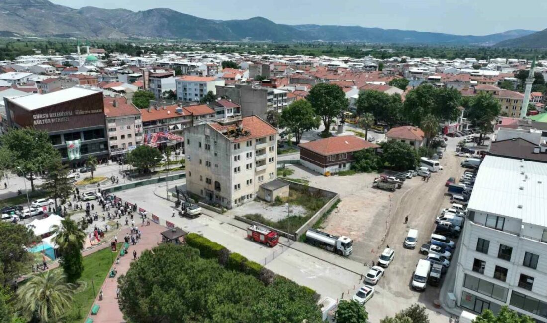 Gürsu’da 30 yıllık hayal gerçek oluyor Gürsu’nun 30 yıllık hayali gerçek oluyor. Gürsu Kent Meydanı Projesi’nin