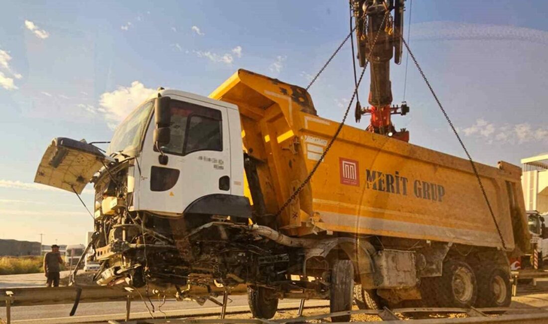 Hafriyat kamyonu refüje girdi, trafik felç oldu Bursa’da kontrolden çıkan hafriyat kamyonu refüje çarptı, Bursa-Karacabey kara yolunda