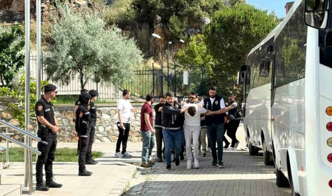 Helikopter ve özel harekat destekli baskın sonrası 29 şüpheli adliyeye getirildi Bursa’nın Orhangazi ilçesi merkezli olarak Yalova, İstanbul ve Ağrı’da eş