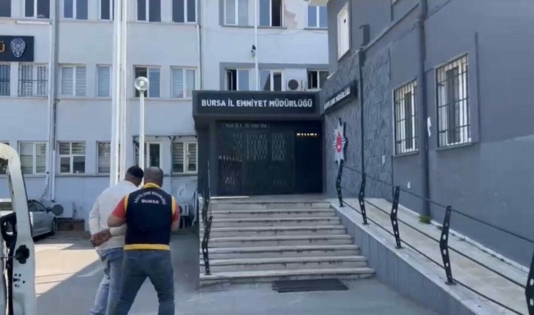 Husumetlisine sokak ortasında kurşun yağdırmıştı, 1 saat geçmeden yakalandı Bursa’nın Osmangazi ilçesinde aralarında husumet kişiyi sokak ortasında silahla yaralayan