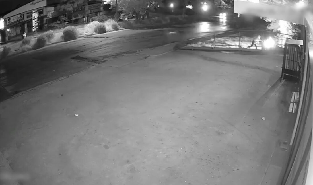 İş yerini ateşe verirken az daha kendileri yanıyordu, o anlar kamerada Bursa’da iş yerine yönelik molotoflu gasp saldırısı düzenleyen suç örgütü