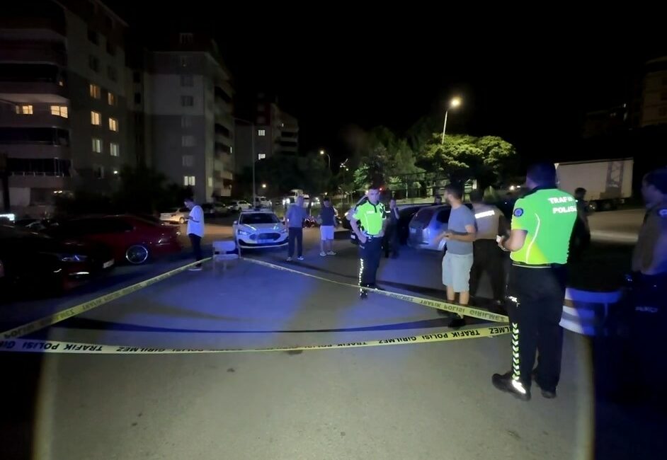 Kafede tartıştığı kişiyi silahla vurup kaçtı Bursa’da iddiaya göre kafede başlayan tartışma büyüyerek silahlı kavgaya döndü.