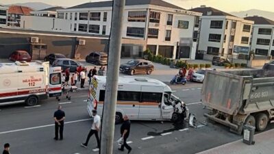 Bursa’nın İnegöl ilçesinde park halindeki kamyona arkadan çarpan servis minibüsünün