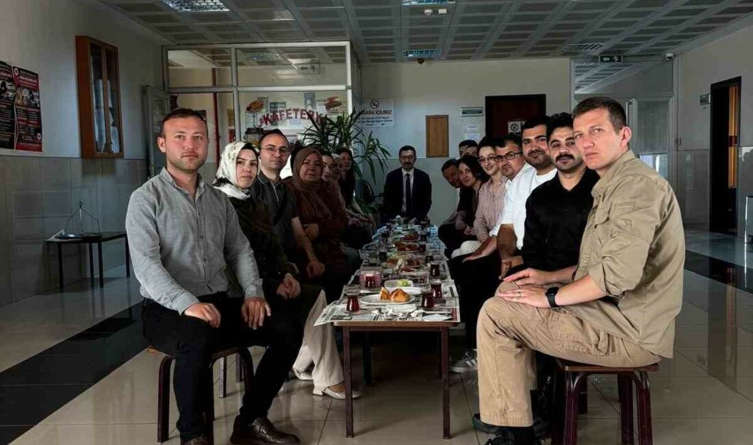 Karacabey Adliyesi’ne sabah en erken gelen personele sürpriz kahvaltı Karacabey Cumhuriyet Başsavcısı Hilmi Kahveci, güne erken başlayan adliye personeline