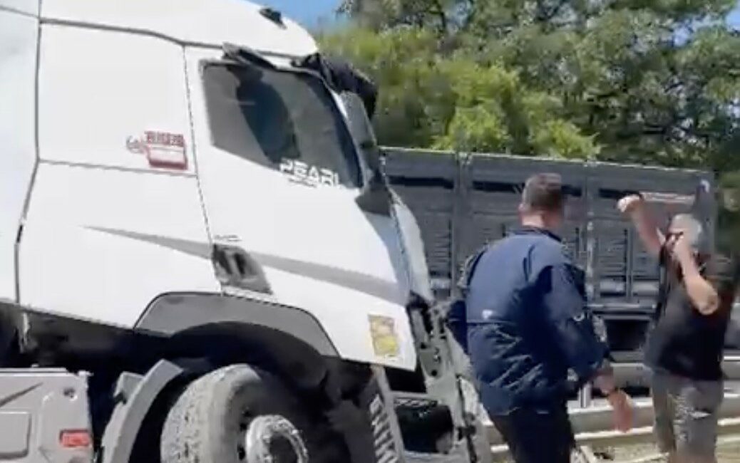 Karacabey’de ön lastiği patlayan tır refüje girdi Bursa’nın Karacabey ilçesinde ön tekeri patlayan tır kontrolden çıkarak orta