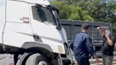 Bursa’nın Karacabey ilçesinde ön tekeri patlayan tır kontrolden çıkarak orta