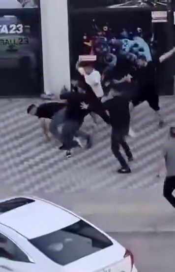 Kemer ve ıstakalarla birbirlerine saldırdılar Bursa’nın İnegöl ilçesinde iki grup arasında çıkan kavga, cep telefonu