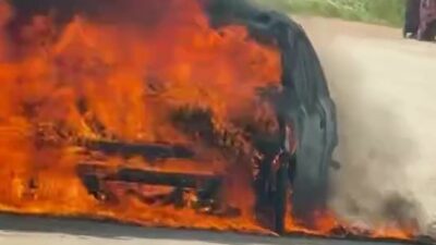 Bursa’nın Kestel ilçesinde seyir halindeyken motor kısmından dumanlar yükselen otomobil,