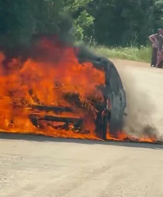 Kestel’de otomobil alevlere teslim oldu Bursa’nın Kestel ilçesinde seyir halindeyken motor kısmından dumanlar yükselen otomobil,