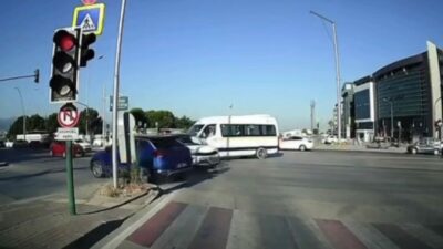 Bursa’da kırmızı ışık ihlali yaptığı iddia edilen otomobil, kavşakta seyreden