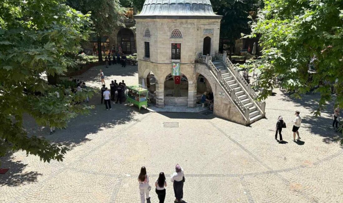 Bursa’nın tarihi simgelerinden Kozahan’da avlu kullanımına ilişkin tartışma yeniden gündeme